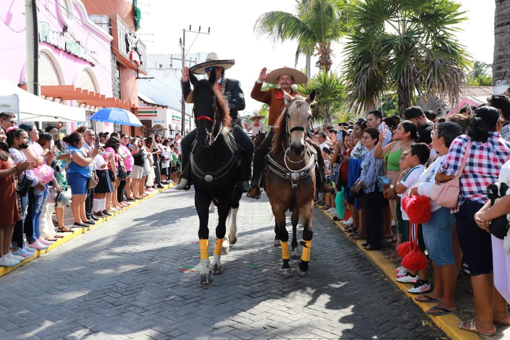 Desfile por celebración del 20 de noviembre en Isla Mujeres